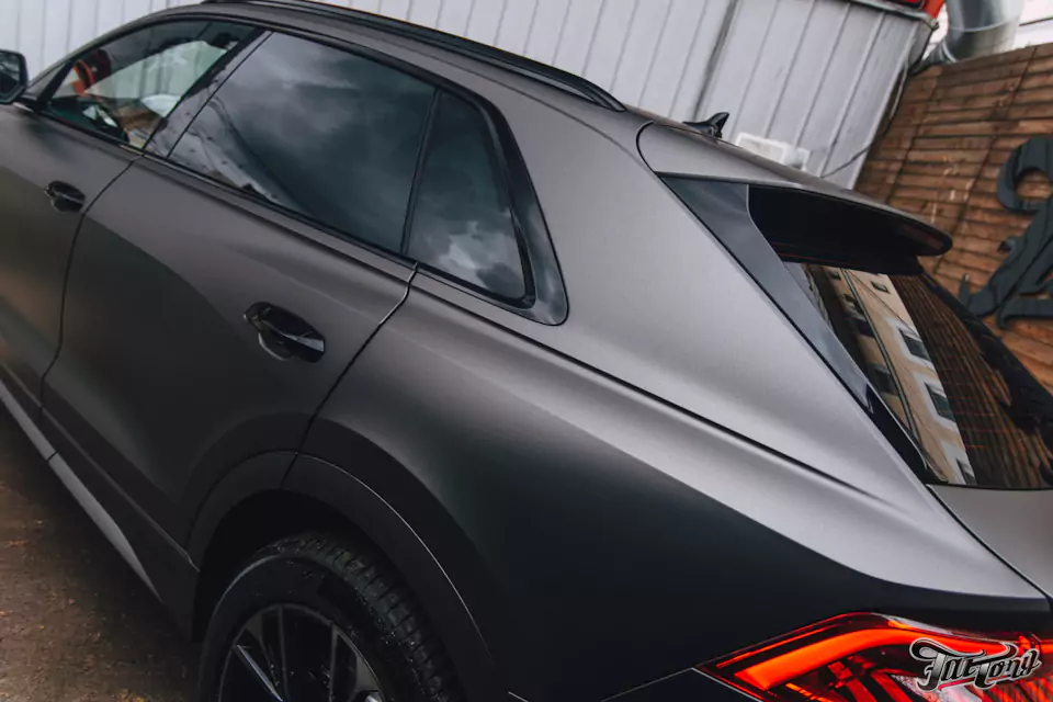 Оклеили Audi Q8 серым матовым полиуретаном, установили усиленные тормозные диски и колодки, окрасили суппорта, сделали антихром, произвели комплекс детейлинг-услуг